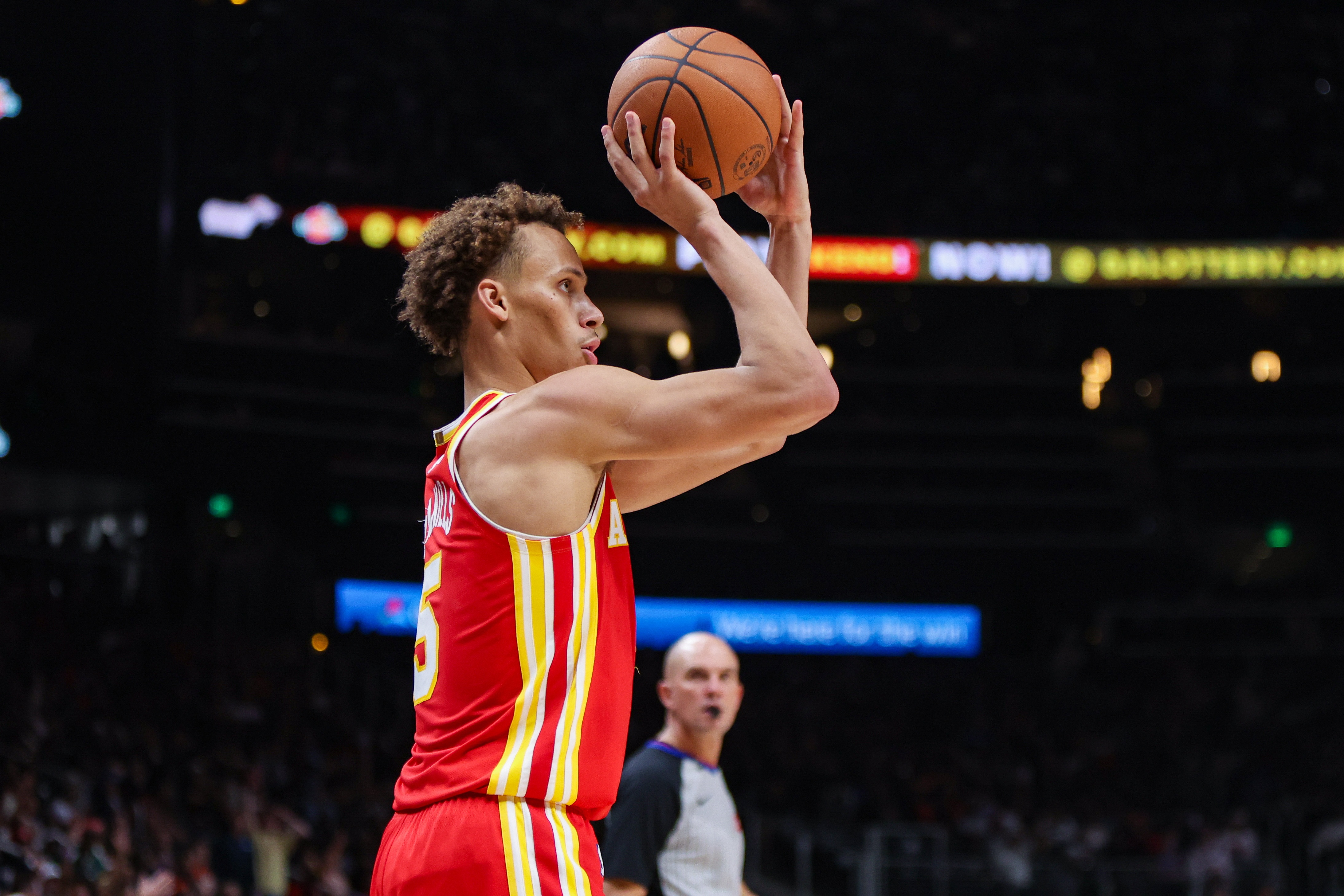 平台-有点慌！老鹰连续冲击内线得手追到11分 雷迪克紧急叫停